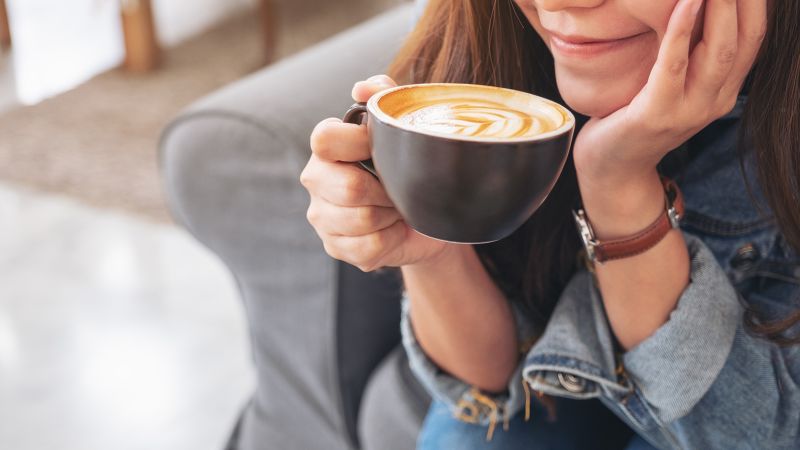 Adulto tomando café